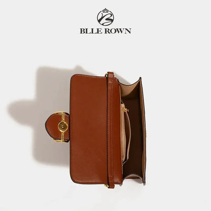 حقيبة كتف صغيرة بنية بنقشة مونوغرام مع سلسلة ذهبية للنساء