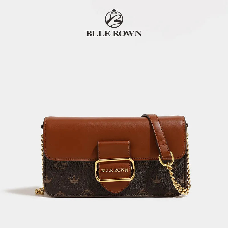 حقيبة كتف صغيرة بنية بنقشة مونوغرام مع سلسلة ذهبية للنساء