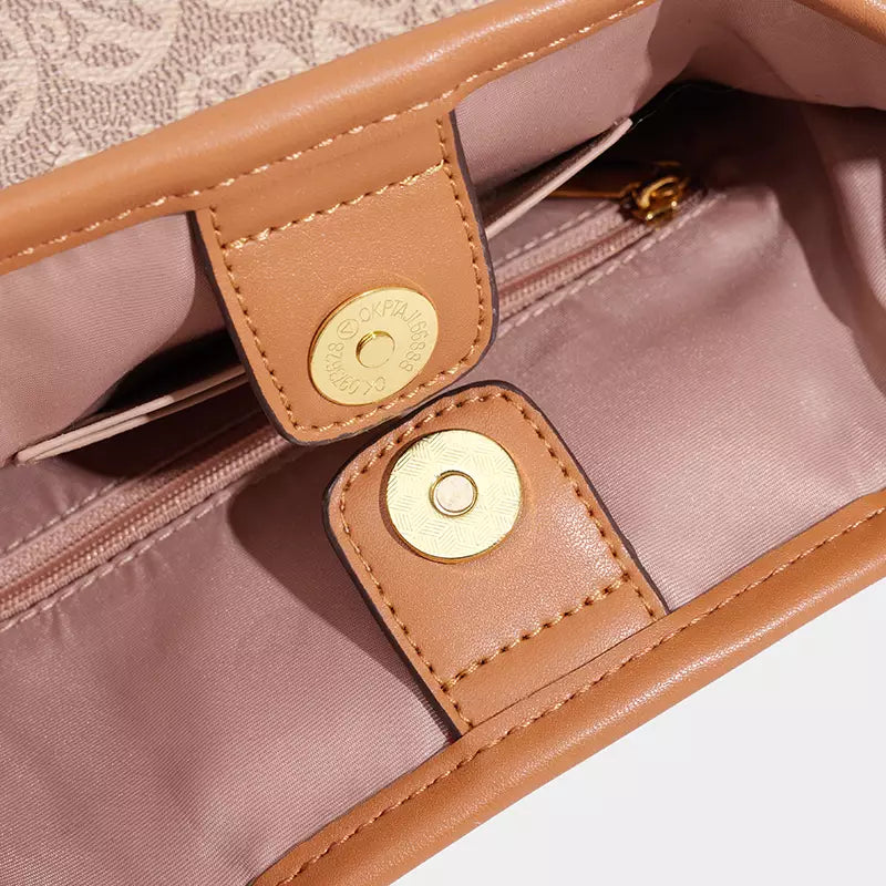 حقيبة باكيت نسائية بيج بنقشة مونوغرام مع سلسلة ذهبية