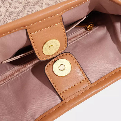 حقيبة باكيت نسائية بيج بنقشة مونوغرام مع سلسلة ذهبية