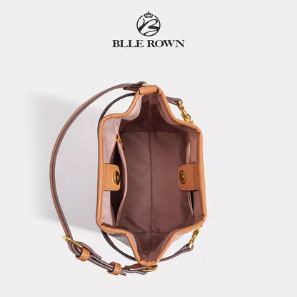 حقيبة باكيت نسائية بيج بنقشة مونوغرام مع سلسلة ذهبية