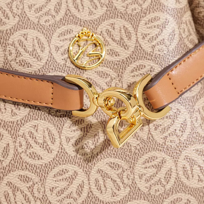 حقيبة باكيت نسائية بيج بنقشة مونوغرام مع سلسلة ذهبية