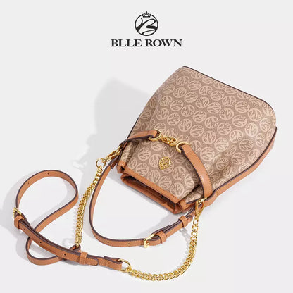 حقيبة باكيت نسائية بيج بنقشة مونوغرام مع سلسلة ذهبية